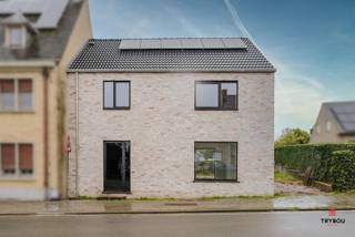 Ruime nieuwbouwwoning gelegen op goede locatie dicht van Poperinge, Watou en Heuvelland.Deze charmante doch ruime woning bestaat uit;GLV: inkomhal,...
