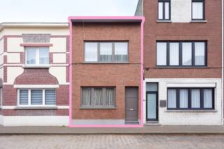 Deze woning geniet van een uitstekende ligging met een vlotte verbinding naar de belangrijkste invalswegen (A12, E19 en E17). Openbaar...