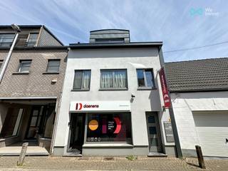 BEZOEKEN MAANDAG 28/09 tussen 16.30 -17.00. GRAAG BEVESTIGING VAN UW AANWEZIGHEID<br /><br />Lichtrijke, gemeubelde studio van 51 m² op de tweede verdieping van een klein gebouw in het centrum van Meise.<br /><br />De ruimte is slim ingedeeld met een gezellige zithoek, een uitklapbed dat netjes in de wand verdwijnt, en een moderne open keuken met ontbijttoog. De keuken is volledig uitgerust met inductiekookplaat, oven, vaatwasser, koelkast met vriezer en veel kastruimte.<br /><br />De aparte badkamer beschikt over een douche, wastafelmeubel en een wasmachine/droogkast. Het toilet is apart. Extra troef: een praktische berging van 3 m² naast de leefruimte.<br /><br />De studio baadt in natuurlijk licht en straalt rust uit. Gelegen op wandelafstand van winkels, openbaar vervoer en alle voorzieningen.<br /><br />Interesse? Contacteer ons voor een bezoek!