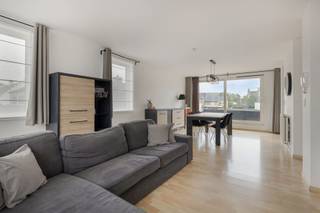 RUIM, LICHTRIJK DUPLEX-APPARTEMENT MET 2 SLAAPKAMERS, ZUID-GEORIËNTEERD TERRAS EN GARAGEGelegen op wandelafstand van het centrum van het pittorekse...