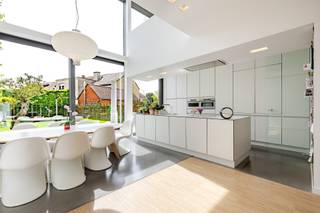 Architecturale parel in het groene Heusden!Deze woning is gelegen op een toplocatie: in een residentiële buurt, en toch vlot bereikbaar! Zeldzaam in...