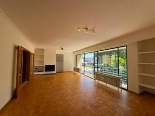 In het hartje van Brasschaat toch zeer rustig gelegen ruim appartement met 2/3 slaapkamers op het 1e verdiep. <br />Met een huurprijs van 1100€ p/m en een vaste kost van 75€ p/m<br /><br />Om u kandidaat te stellen als huurder, verzoeken we via onderstaande link in te loggen, druk op de rode knop "Bezoek aanvragen" en vul uw <br />huurprofiel zo volledig en correct mogelijk in. Dit kan enkel met een laptop of tablet.<br /><br />https://albert.immo/listing/7784014<br /><br />Indien dit niet werkt via de site immo Albert je bezoek aanvragen.<br />Extra ondersteuning<br />support@rentio. be is een live chat of telefonisch +32 15 102 001<br /><br />Je wordt dan uitgenodigd voor de 2 vaste bezoekmomenten. <br />Indien vragen contact opnemen via mail, niet telefonisch. <br />lieke@albert.immo<br />Bij Albert kom je thuis!<br /><br />Indeling<br />• Ruime inkomhal<br />- Parket<br />- Eventueel aanvulling van de leefruimte<br />• Toilet <br />- Handenwasser<br />- Houder<br />- Handdoekrek<br />• Bureau/ slaapkamer <br />- 9m2<br />• Slaapkamer 1<br />- 11m2<br />• Slaapkamer 2 <br />- 16m2 <br />• Badkamer <br />- Ligbad met douche handoekbeugel<br />- Dubbele wastafel<br />- 2 x handoekhanger<br />- 2 x spiegel<br />- Schabben<br />- Aansluiting wasmachine<br />• Leefruimte<br />- Parket<br />- Open haard <br />- 37m2<br />- Grote schuifraam met vliegenhorde<br />- Balkon van 3m2<br />- Schabben<br />- Tv-aansluiting<br />- Uitzicht op een groene omgeving<br />• Keuken<br />- Losstaand keramisch vuur met oven<br />- Dampkap<br />- Dubbele spoelbak<br />- Losstaande ijskast met vriezer<br />- Mogelijkheid tot aansluiten van een vaatwasser<br />- Ruimte om een tafel met stoelen te plaatsen.<br />• Berging<br />- Aansluitend aan de keuken<br /><br />Algemeenheden: <br />• Huurprijs 1100€ p/m + vaste kost 75 €<br />• Lift <br />• Parlofoon<br />• Openhaard<br />• Lichtarmatuur aanwezig<br />• Gemeenschappelijk berging beneden voor de afvalcontainers<br />• Rustig, toch zeer centraal gelegen winkels, scholen, autostrade en openbaar vervoer<br />• Totale bewoonbare oppervlakte van 133 m2<br />• Open haard<br />• Gemeenschappelijke delen worden 1 x per maand gepoetst door poetshulp