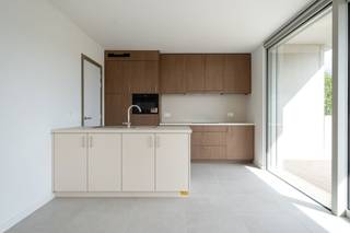 Welkom in Residentie De Grote Laak - Een warme thuis in het hart van Testelt
In het charmante Testelt vind je De Grote Laak: een kleinschalige residentie van 18 prachtige, nieuwe assistentiewoningen te koop, gebouwd door familiebedrijf Dockx.
- Prachtige flats -
Ontworpen met oog voor licht, ruimte en aangenaam wonen. Deze instapklare woningen met 1 of 2 slaapkamers bieden 72 m² tot 124 m² aan wooncomfort. Ook buiten is het heerlijk vertoeven. De ruime, zonnige terrassen tot maar liefst 63 m² vormen een heerlijke verlenging van je woning en bieden alle ruimte om in alle rust van het buitenleven te genieten.
Wat De Grote Laak écht bijzonder maakt? Elke woning heeft een eigen privé-buiteningang. Geen lange gangen of het gevoel van een klassiek assistentiewoningencomplex, maar vooral extra privacy, vrijheid en het warme gevoel van écht thuiskomen.
- Tarieven assistentiewoning -
Een stijlvolle nieuwbouwwoning met 1 slaapkamer is beschikbaar vanaf € 275.494 excl. kosten. Voor een woning met 2 slaapkamers starten de prijzen vanaf € 334.871 excl. kosten.
Inbegrepen in de vaste diensten:
- Oproepsysteem met permanentie van Z-Plus
- Organisatie van crisis- en overbruggingszorg door Z-plus
- Begeleiding door woonassistent
- Organisatie van supplementaire zorg en diensten
- Gebruik van gemeenschappelijke ruimtes
- Videoparlofoon
Er is ook een mogelijkheid tot het kopen van een ondergrondse parking en/of berging.
- Zorg en welzijn -
De woonassistent fungeert als vast aanspreekpunt. Hij verwelkomt jou en maakt je wegwijs in het gebouw. Een vertrouwd gezicht dat vaak ter plaatse aanwezig zal zijn en steeds bereikbaar is voor vragen en bezorgdheden.
Voor de professionele ondersteuning vonden we in Z-Plus de ideale partner die dezelfde visie deelt. Zij bemannen dag en nacht de noodcentrale met een gespecialiseerd team. Zo is hulp nooit ver weg wanneer je die nodig hebt.
De ruime assistentiewoningen hebben alle wooncomfort voor actieve senioren en zijn onmiddellijk beschikbaar.
- Locatie: Rinusveld 2-16 te Testelt
- Centrale rustige ligging
- Oppervlaktes van 72m² tot 124m²
- Ruime terrassen (gemiddeld 30m²)
- Erkend door Agentschap Zorg&Gezondheid
- 12% BTW + vrijstelling OV voor 10 jaar
- Startprijzen excl. kosten vanaf €275.000,-
Hebben wij je interesse gewekt? Neem dan snel contact met ons op!
jolien@dockx.com
+32 14 37 75 73