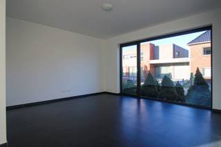 In het rustige en charmante Uikhoven (Maasmechelen) vind je deze instapklare ééngezinswoning uit 2012, die moderne afwerking combineert met...