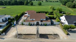 Prachtige en instapklare handelsruimte van 485m2 gelegen op een terrein van 1998m2 op een werkelijk top -zichtlocatie.Het pand heeft veel...