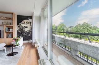 <p><strong>Gerenoveerd en lichtrijk 2 slaapkamer hoek-appartement van ca. 140m², voorzien van een prachtig terras met parkzicht. Gelegen in de standingvolle Residentie Hertogenpark, omringd door het groene domein Hertoghe. Zeer gunstige ligging nabij Albert Heijn, supermarkten, scholen, openbaar vervoer, parken en belangrijke in- en uitvalswegen.</strong></p>
<p><strong>Bewoners genieten van exclusieve faciliteiten zoals een restaurant, zwembad met sauna en een conciërge.<br /><br /></strong><strong>Sale &amp; Rentback – Vastgoedinvestering met stabiele huurinkomsten. </strong><strong>De huidige eigenaar wordt na de notariële akte vaste huurder via een afgesproken huurcontract.</strong></p>
<p><span><strong>INDELING:</strong></span></p>
<p>U komt binnen via een royale INKOMHAL met vestiaire en een apart gastentoilet met handenwasser. De lichte en riante LEEFRUIMTE op parket grenst direct aan de verschillende terrassen, waar u geniet van een uniek parkzicht. Open ingerichte KEUKEN voorzien van een kookeiland met kwartsiet werkblad, opbergkasten en alle toestellen (spoelbak, ijskast, diepvries, kookplaat met inbouwdampkap, combi-oven). Aansluitend heeft u de berging/wasplaats met ingemaakte kastenwand en een spoelbak. <br /><br />Via de nachthal met kwalitatief ingemaakte kasten bereikt u de ruime MASTERBEDROOM op parket, ensuite een BADKAMER uitgerust met ingemaakte kasten, linnenkast, mooi lavabomeubel in natuursteen. Slaapkamer 2 ca.10,3m² is voorzien van een eiken kastenwand, heden ingericht als bureauruimte. Verder is er nog een ingerichte DOUCHEKAMER met inloopregendouche, handdoekdroger en een lavabo in een meubel</p>
<p>Residentie ‘Hertogenpark’ of hoe wonen resideren wordt! Hertogenpark is al jaren een buitenbeentje op de Belgische markt van residentiële appartementen. Sinds haar ontstaan is de residentie haar tijd ver vooruit en wordt zij in haar segment aanzien als de “place to be” bij mensen die kwaliteitsnormen voor wonen verwachten .</p>
<p>De permanente upgrading van het gebouw heeft mogelijk gemaakt dat er in de residentie luxueus kan worden gewoond. Er kan worden genoten van een groot binnenzwembad en een sauna. Tevens is er een restaurant te vergelijken met een ‘lounge’ + pianobar.</p>
<p>Het gebouw beschikt over 4 gastenkamers welke u de mogelijkheid bieden om vrienden, familie of zakenrelaties bij u thuis uit te nodigen en laten overnachten in hun eigen aparte suite.</p>
<p>De ruime behuizing, de privacy, de veiligheid, de beveiligde ondergrondse parkings en de grote terrassen geven een perfecte samensmelting van luxe. Mensen die niet de zorg van een villa willen, maar wel de geborgen luxe van een residentieel appartement, vinden in de residentie precies wat ze zoeken.</p>
<p>Ook niet te vergeten is de ligging van de residentie: in het groene Hertogenpark aan de rand van de stad, op enkele minuten van het centrum, nabij openbaar vervoer, Albert Heijn, trendy restaurants, belangrijke in-en uitvalswegen. <br /><br /><span><strong>BIJZONDERHEDEN:</strong></span><br />* SALE &amp; RENTBACK – Zorgeloos investeren met vaste huuropbrengst<br />* Kwalitatief gerenoveerd en lichtrijk hoek-appartement met terras<br />* Kwalitatieve afwerking, veel ingemaakte kasten, smeedijzeren deur, veiligheidsdeur <br />* Bewoners genieten van exclusieve faciliteiten zoals een restaurant, zwembad met sauna en een conciërge.<br />* Inkomhal gebouw is volledig gerenoveerd (2018), badgesysteem vernieuwd (2019), aanleg voortuin (2019), videofonie aanwezig<br />* EPC B: 149kWh/m², asbestvrij, conforme keuring<br />* Kelderberging inbegrepen<br />* Mogelijkheid tot aankopen van 2 autostaanplaatsen aan €25.000/parking<br />* Fietsenberging, vuilbak containers in het gebouw<br />* Zeer centrale locatie nabij belangrijke in- en uitvalswegen, openbaar vervoer, parken, winkels, stad en scholen.</p>