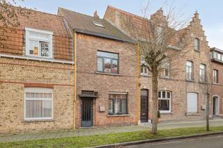 Laat je onderdompelen in een heerlijk THUIS-gevoel... Deze JEUGDIGE woning met 3 SLAAPKAMERS &amp; FIETSENGARAGE bevindt zich op een super centrale locatie in St-Jozef! Totale grondopp.: 85 m<sup>2</sup>. Deze lichtrijke woonst werd deels gerenoveerd en is comfortabel ingedeeld als volgt: glvl: inkomhal, lumineuze leefruimte met prachtige open keuken (o.a. gasfornuis, oven, ijskast, vaatwas, ...), fietsengarage (= uitweg achteraan)/berging/wasplaats en badkamer (douche, toilet, dubbele lavabo). 1°V: 2 ruime slaapkamers. Zolder (met vaste trap): mogelijkheid tot het inrichten van een 3de slaapkamer. Dubbele beglazing, verwarming op aardgas, BLANCO gekeurde ELEKTRICITEIT, asbestveilig, rolluiken, FANTASTISCHE LOCATIE: winkels, openbaar vervoer, scholen, invalswegen binnen handbereik! Met enkele opfriswerken maak je van deze woonst volledig af!