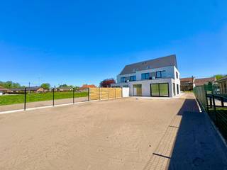 KLEINSCHALIG NIEUWBOUWPROJECT OP RUIM PERCEEL TE ASSENEDE GEBOUWD DOOR GEKENDE AANNEMER WILLEMS! <br />Deze moderne nieuwbouw ligt op een fantastische locatie te Assenede, het pand is gelegen in een gekende straat op een oogwenk van het centrum ! Dit pand zal voldoen aan al uw wensen en beschikt over een ruim zonnig perceel van 532m² wat in een nieuwbouwverhaal MOEILIJK te vinden is ! Ideaal voor wie op zoek is naar mooie volwaardige ruimtes !<br />TROEVEN:<br />- Ideale bewoonbare oppervlakte + prachtig rechthoekig perceel van 558m² !<br />- Vooruitstrevende energievoorzieningen: HR-glas (PVC), totale isolatie, WARMTEPOMP + ZONNEPANELEN, C+ ventilatiesysteem;<br />- VOLLEDIGE VLOERVERWARMING (ook boven) - aparte thermostaten op de slaapkamers !<br />- 4 ruime slaapkamers waarvan 1 beneden, lichtrijke leefruimte met leefkeuken en een inpandige garage !<br />- Vaste trap naar de 2de verdieping in betonnen gewelven; Mogelijkheid tot 1 extra slaapkamer.<br />- Hoogwaardige handelswaardes &amp; materiaalkeuzes (MAATWERK)!<br />- Oplevering juni 2026 + BETALING PAS BIJ AKTE !<br />- Prijs excl. 21% btw op constructie + registratierechten op de grond. <br /><br />Absolute aanrader ! Dit project ligt op een TOPlocatie en beschikt over vele troeven die in deze regio zeer moeilijk te vinden zijn, wees er dus snel bij !<br />Meer info of een bezoek ter plaatse? Bel WIJSvastgoed op +32 9 395 80 10 !