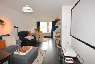 Verzorgd appartement, gelegen in een zijstraat aan de Leuvense vaart. Bestaande uit een gezellige leefruimte, keuken, twee slaapkamers, badkamer voorzien van ligbad en wastafel, toilet, een inkomhal, terras en garagebox. Individuele centrale verwarming op aardgas. Huisdieren niet toegelaten. Huurwaarborg 3 maanden, Beschikbaar 01 februari 2026. GEEN GEMEENSCHAPPELIJKE KOSTEN. Voor meer info --&gt; cedric@immovos.be