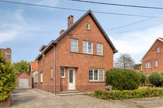 Op zoek naar een renovatieproject in de regio Hasselt? Dan is dit huis op de Bornstraat in het landelijke Vliermaalroot perfect voor u. <br />Deze open bebouwing uit 1958 biedt een totaalrenovatieproject met veel potentieel. De woning beschikt over 3 slaapkamers en een aangename, diepe tuin, ideaal voor spelende kinderen en/of diertjes.<br />Met een bruikbare vloeroppervlakte van 163m² (volgens EPC) en een perceel van meer dan 1900m², heeft u voldoende ruimte om uw droomhuis te realiseren. De woning heeft een perceelbreedte van circa 19m aan de straat en een perceeldiepte van circa 86m. <br /><br />Het gelijkvloers omvat een inkomhal, keuken, leefruimte, bergruimten, toilet, veranda en toegang tot de kelder. Op de bovenverdieping vindt u drie slaapkamers, badkamer en toegang tot de ruime zolder via een uittrektrap. <br /><br />Troeven van deze woning zijn de ruime opzet, de diepe tuin en extra tuinruimte naast het huis. Daarnaast biedt de woning veel lichtinval (ramen deels vernieuwd in 2004) en parking op de oprit en garage. <br /><br />Dit huis heeft een EPC-score van 680 kWh/(m² jaar) en een energielabel F, wat betekent dat er ruimte is voor verbetering en verduurzaming. <br /><br />Relevante documenten zijn eveneens beschikbaar op onze website www.dewaele.com of geef ons een seintje op 011 30 50 50. <br /><br />Dit pand is onderworpen aan de renovatieverplichting van de Vlaamse overheid voor residentiële gebouwen (behoudens bij sloop binnen 5 jaar na de aankoop). Consulteer voor meer informatie de website van het Vlaams Energie- en Klimaatagentschap via https://www.vlaanderen.be/een-woning-kopen/renovatieverplichting-voor-residentiele-gebouwen<br /><br />Bestuursmaatregelen in het maatregelenregister: nee