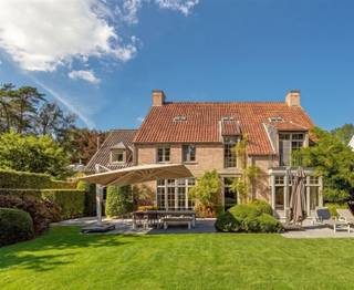<p><span>Hier leeft het goed. Deze uitzonderlijke villa uit 2008 van Domus Aurea is een meesterwerk van klassieke elegantie en comfort. Met ca 470 m² woonoppervlak op een royale kavel van 2.165 m² biedt deze woning alles wat je hart begeert.</span></p><p><span>Ligging & omgeving het hart van Brasschaat</span><span><br />Je bevindt je in residentieel Brasschaat, dé groene woonparel van Antwerpen. Absolute privacy en rust omgeven door ruime kavels, maar niet geïsoleerd: de E4/A3 bereik je in minuten (Antwerpen-centrum en kust). Openbaar vervoer en fietsenroutes vlakbij. In de directe omgeving: gezellige horeca en boetiekjes (Sint-Lodewijkplein), winkels (Carrefour), Stedelijke Basisschool en Athenaeum Brasschaat dichtbij. Groen overvloed: de prachtige Brasschaatse bossen en speelbos op steenworp.</span></p><p><span>De indeling</span><span><br />Gelijkvloers: ruime inkomhal, open leefkeuken en salon (beide met open haard), bureau met bibliotheek, tv-kamer. Master suite met balkon, tuinzicht en twee dressings. Vier bijslaapkamers en drie badkamers. Onderkeldering: wijnkelder, provisiekamer en technische ruimte.</span></p><p><span>Wat maakt dit speciaal:</span></p><ul><li><span>Dubbel vol eiken parket doorheen</span></li><li><span>Bose-geluidsinstallatie + home cinema</span></li><li><span>Centrale stofzuiger + airco per verdieping</span></li><li><span>Flamant-schilderwerk</span></li><li><span>Zwembad 10 x 4,5 m (overflow, blauwe steen)</span></li><li><span>Partyschuur 80 m²</span></li><li><span> </span></li></ul><p><span>Dit is waar dromen werkelijkheid worden.</span></p><p><span> </span></p><p><span>Voor inlichtingen of bezoek, contacteer ons op 03 646 66 55 of <span>info@sinjoor.be</span></span><span>.</span></p>