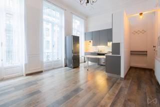 Tel : 0456 79 45 19 / E-mail : sophia.vanhove@weinvest.be<br /><br />We Invest biedt u exclusief dit mooie appartement aan, gelegen aan de Congresstraat 52 in Brussel, in een karaktervol gebouw met een typische Brusselse architectuur uit het begin van de 20e eeuw.<br /><br />Het appartement bevindt zich op de eerste verdieping en valt op door de indrukwekkende plafondhoogte van meer dan 4 meter. Het bestaat uit een inkomhal, een volledig uitgeruste keuken, een aangename woonkamer met een zuidgericht balkon, een ruime slaapkamer en een doucheruimte met douche en toilet.<br />Dankzij de ideale ligging, vlak bij het openbaar vervoer en alle voorzieningen, geniet u hier van een aangename woonomgeving in het hart van Brussel.<br /><br />Huurprijs: € 1.350/maand<br />Kosten: € 75/maand (privéverbruik van koud water en onderhoud van de gemeenschappelijke delen).<br /><br />EPC: E<br /><br />Onmiddellijk beschikbaar.<br />Minimale huurtermijn: 2 jaar.<br /><br />Mis deze kans niet!<br /><br />Ontdek meer exclusieve panden op www.weinvest.be