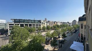 Gelegen op een absolute toplocatie, pal aan de Kouter in het hart van Gent, biedt Affinimmo dit ruim 2-slaapkamerappartement te huur aan.Het...