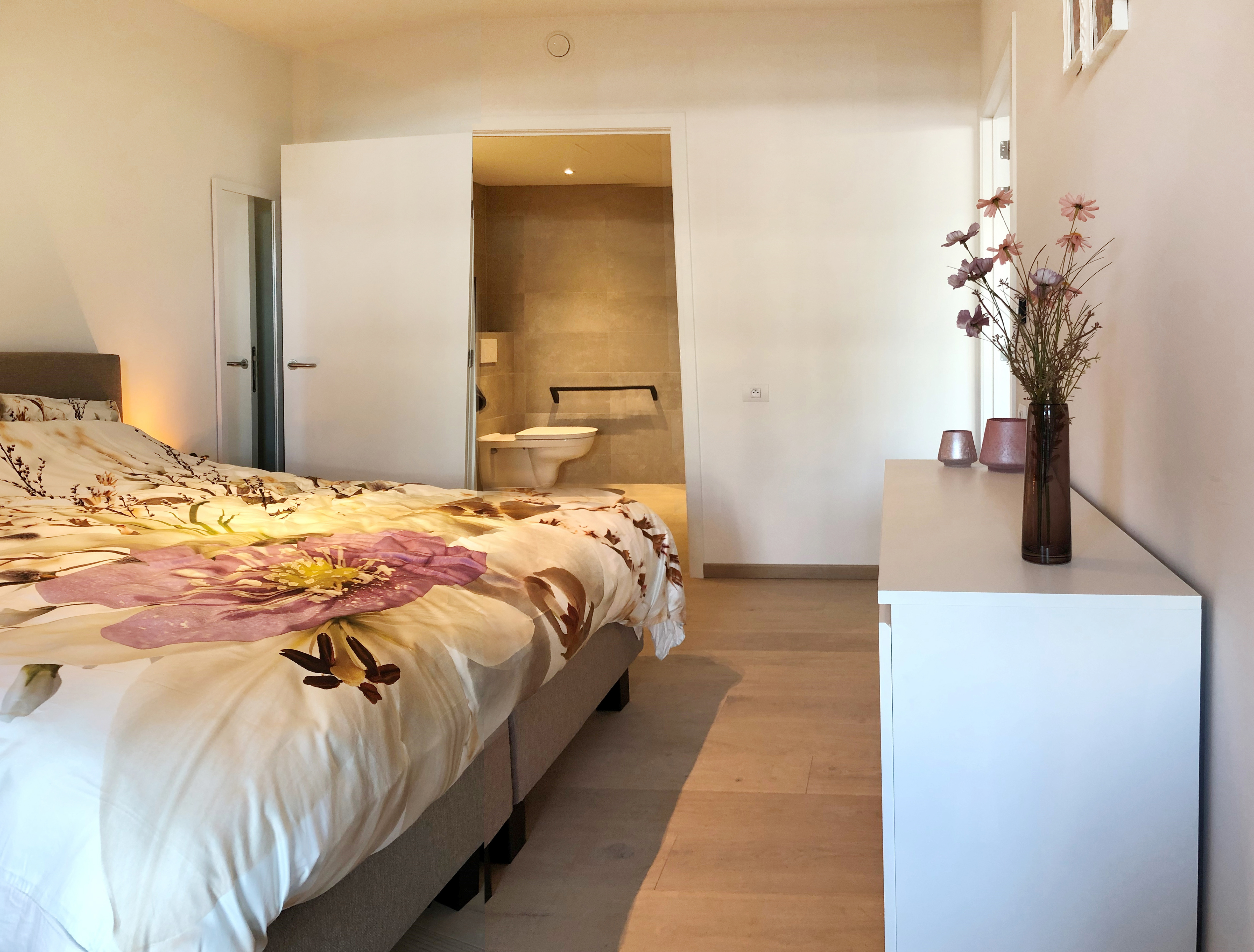 ong&gt;Welkom in residentie PUR SANG<br />Deze residentie is een fantastisch totaalconcept uitgebaat door gedreven mensen.<br />De residentie is bijna volledig volzet en is hiermee een van de <strong>meest geslaagde projecten in de regio Waregem. </strong>Hun focus ligt op genieten zonder zorgen! Met een restaurant, buitenzwembad, wellness, fitnes en kapsalon bieden ze hier een aantrekkelijke woonplaats aan.<br /><br />Dit is een buitenkans voor investeerders!<br />De overheid ondersteund dergelijke projecten met volgende maatregelen:
<ul><li><strong>Geen onroerende voorheffing</strong></li><li><strong>12% BTW</strong> </li></ul>
<strong>Hier bieden wij verhuurde assistentie woningen aan waardoor u een gegarandeerd rendement heeft vanaf dag 1.</strong><br />Heeft u interesse in investeren in vastgoed neem dan zeker contact op met ons kantoor.<br /><br />