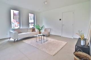 <p><span>Leuke, lichtrijke halfopen woning in centrum Marke</span></p><p><span> </span></p><p><span>Kom deze nieuwbouwwoning ontdekken, bestaande uit inkom met apart toilet, ruime woonkamer met open keuken en XL berging. Op de eerste verdieping zijn drie slaapkamers, een apart toilet en ruime badkamer met dubbele wastafel, inloopdouche en bad. </span></p><p><span> </span></p><p><span>Als berging is een grote zolder beschikbaar.</span></p><p><span> </span></p><p><span>Gezellige tuin met een zij-uitweg, super handig voor de fiets!!</span></p><p><span> </span></p><p><span>De woning heeft een E-peil 20 is voorzien van vloerverwarming, zonnepanelen en ventilatiesysteem D, energiezuinig woongenot!! </span></p><p><span> </span></p><p><span>Er is tevens nog de mogelijkheid tot het bijkopen van een autostaanplaats.</span></p><p><span> </span></p><p><span>- Nieuw en direct instapklaar<br />- EPC A /  E-peil 20: vloerverwarming / zonnepanelen <br />- Gezellige tuin met uitweg</span></p>