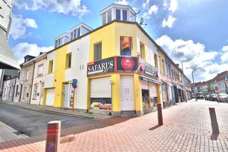 Handelspand met woonst in commercieel centrum van Menen  225 m² ruimte en potentieel Gelegen in het commerciële centrum van Menen, biedt dit ruime...