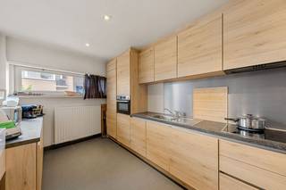 Dit appartement bevindt zich in het bruisende stadscentrum van Roeselare. Het eigendom is centraal gelegen en vlot bereikbaar. Diverse...