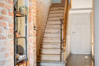 [[ DIT PAND NEEMT DEEL AAN DE ERA OPEN HUIZEN DAG OP 19/9 VAN 13:00 TOT 14:00 ]]
<p><strong>Indeling &amp;amp; ligging</strong><br />Deze eigendom in de Assenedestraat 55 in Bassevelde biedt een combinatie van woonruimte, opslagmogelijkheden en parkeergelegenheid.<br />De woning bevindt zich op een vlot bereikbare locatie in Bassevelde, met het dorpscentrum binnen handbereik. Dankzij de ruime oprit en de 3 aparte garages is er bijzonder veel parkeermogelijkheid op eigen terrein. Bovendien beschikt de eigendom over heel wat extra opslagruimte, ideaal voor wie nood heeft aan ruimte voor materiaal, hobby's of professioneel gebruik.</p>

<p>Op het gelijkvloers wordt u verwelkomd in een zeer lichtrijke leefruimte. De vernieuwde keuken vormt een praktische en moderne basis voor het dagelijkse gezinsleven. Daarnaast beschikt de woning over een afzonderlijke praktijkruimte, waardoor thuiswerken, een vrij beroep of een hobby perfect tot de mogelijkheden behoort.</p>

<p>Op de eerste verdieping bevinden zich maar liefst 4 volwaardige slaapkamers inclusief een ruime slaapkamer met inloopkast op de tweede verdieping. Hierdoor is de woning bijzonder geschikt voor grotere gezinnen of voor wie extra kamers wenst voor bureau, hobby of logies.</p>

<p>Een absolute troef is de grote zuid-gerichte tuin. Deze is toegankelijk via de oprit en biedt volop ruimte om te genieten van zon, rust en privacy. De combinatie van de ruime tuin, meerdere garages en de vele praktische ruimtes maakt deze eigendom bijzonder veelzijdig.<br /><br /><strong>Op zoek naar een ruime woning met veel slaapkamers, praktische bijgebouwen en tal van mogelijkheden? UW DROOMWONING? ZO GEVONDEN!</strong></p>
