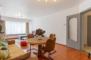 <p><strong>Prachtig gelijkvloersappartement met tuin</strong></p>
<p>Gelijkvloers éénslaapkamerappartement van <strong>ca. 76m² </strong>met prachtige <strong>zuidgerichte tuin</strong> van maar liefst <strong>ca. 83m²</strong> in een kleinschalig appartementsgebouw. De buitenruimte is perfect om te profiteren van de zon of te genieten van de rust.<br /><br />Bovendien zorgt de ligging ervoor dat u gemakkelijk toegang heeft tot het openbaar vervoer, invalswegen, horeca, scholen en het domein Rivierenhof.<br /><br /><strong>Indeling</strong><br />- Inkomhal<br />- Leefruimte<br />- Technische ruimte<br />- Keuken<br />- Slaapkamer 1<br />- Badkamer<br />- Toilet</p>
<p><strong>Bijzonderheden</strong><br />- Mobiscore <strong>8,8/10</strong><br />- <strong>EPC C</strong> met een score van 251kWh/(m² jaar)<br />- <strong>Asbestveilig </strong>met attestnummer 20251005-000038.000<br />- <strong>Vaillant </strong>cv ketel van 2016<br />- Automatische rolluiken<br />- <strong>PVC </strong>schrijnwerk met dubbele beglazing van 2021<br />- Keuken van <strong>2018</strong><br />- <strong>Dak vernieuwd</strong> en geïsoleerd in 2013<br />- 2 kelderbergingen<br />- Zeer lage gemeenschappelijke kosten (ca. 32,00 euro per maand)<br /><strong>- Zuidgerichte tuin<br /><br /></strong><em>Stedenbouwkundige informatie in aanvraag.</em></p>