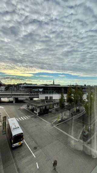 Welkom in deze verhuurde(5 j.) studio op het 4de verdiep te koop met de volgende indeling:inkomhal, open leefruimte met prachtig zicht op de het...