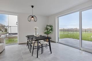Deze nieuwe halfopen bebouwing combineert charme met een doordachte indeling en hedendaags wooncomfort. Bovendien zeer hoogwaardig en energiezuinig afgewerkt.<br /><br />Ze wordt u te koop aangeboden via Access Estate. <br />Contacteer Nathan via het nummer via 0470 06 80 15 (telefoon, sms of Whatsapp) voor een afspraak. <br /><br />Op het gelijkvloers betreedt u de woning via de inkomhal met gastentoilet. De lichtrijke, L-vormige leefruimte sluit naadloos aan op de volledig geïnstalleerde open keuken. Deze werd uitgerust met kwalitatieve toestellen en duurzame materialen. Aansluitend bevindt zich de ruime inpandige garage met automatische sectionaalpoort.<br /><br />De eerste verdieping omvat een nachthal, 3 volwaardige slaapkamers, een 2de apart toilet en een stijlvolle badkamer uitgerust met ligbad, inloopdouche en dubbele lavabo. De geïsoleerde zolder is toegankelijk via een luik met plooitrap en biedt extra bergruimte.<br /><br />Deze woning werd gebouwd met aandacht voor energiezuinigheid en heeft als E-peil maximaal E20. Zo geniet u van optimaal wooncomfort en een lage energiekost.<br /><br />Technische kenmerken:<br /><br />- Zwart buitenschrijnwerk met hoogrendementsbeglazing<br />- Vloerverwarming en warm water via lucht/water-warmtepomp<br />- Ventilatiesysteem type D<br />- 6 zonnepanelen (2.250 Wp)<br />- Regenwaterput van 10.000 liter<br /><br />De woning werd bovendien volledig geschilderd en de eerste verdieping is afgewerkt met laminaat, wat zorgt voor een instapklaar geheel.<br /><br />Totale prijs inclusief alle aankoopkosten + professionele schilderwerken => € 512.319,17 <br /><br />Plannen en lastenboek op aanvraag.<br /><br />Interesse? Aarzel dan zeker niet om ons te contacteren voor meer informatie of een bezoek ter plaatse!