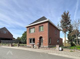 <p>Te renoveren alleenstaande woning op een perceel van 656m² in Veldegem. De woning omvat een leefruimte, eetkamer, keuken, 3 slaapkamers, dressing, badkamer, berging, wasplaats, kelder en een ruime zolder van ca. 30 m².</p>
<p>Buiten beschikt de woning over een ruime tuin van ca. 400 m², die volledig opnieuw aangelegd dient te worden. Daarnaast zijn er 2 garages en 2 parkeerplaatsen aanwezig.</p>
De woning is te renoveren en biedt een goede basis voor wie een woning naar eigen wensen en normen wil vernieuwen. Dankzij het ruime perceel en de open bebouwing zijn er verschillende mogelijkheden.<br /><br />Extra troeven<br /><br />
<ul>
<li>droge kelder</li>
<li>regenwaterput van 2000 l</li>
<li>zolder met potentieel voor extra kamers</li>
<li>recent nieuwe ramen en rolluiken (deels)</li>
<li>ruime garage/werkplaats (inrijhoogte 2m40), smeerput en extra grote zolder</li>
<li>nabij school, winkels en belangrijke invalswegen</li>
<li>openbaar vervoer op wandelafstand</li>
<li>2 volle verdiepen met betongewelven</li>
</ul>
<br />Deze woning is te koop ZONDER makelaar via het concept van Smart Houses. Wenst u verdere inlichtingen of een bezoek? Contacteer rechtstreeks de eigenaar via +32499463902
