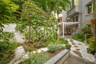*** Visits can only be booked through WWW.POLARES.EU ***<br /><br />Looking for a ready-to-move-in apartment with that little extra? Then this charming ground floor apartment in a quiet, sought-after avenue is definitely worth a visit.<br />With a living area of 92m² (according to EPC), you can enjoy a well-thought-out layout: a spacious entrance hall, a cozy kitchen with a view of the private garden, a bright living room, an office, a bathroom, and currently one spacious bedroom (2 possible). Ideal for those who want to live comfortably or are looking for extra flexibility.<br />Outside, a real asset awaits: a partially covered terrace that seamlessly transitions into a cozy city garden. In the back, there is also a completely renovated outbuilding, currently set up as a practice room/office. Perfect as a home office, practice, hobby room, or studio.<br /><br />And that's not all:<br />✔️ Spacious private garage<br />✔️ Basement storage<br />✔️ No common charges<br /><br />The location? Hard to beat! Just a 10-minute walk from Tomberg metro station, 5 minutes from Georges Henri park, and with a Delhaize literally around the corner, you can enjoy excellent accessibility and all amenities within reach.<br /><br />📅 Registration for the visit day is only possible via www.polares.eu<br /><br />A unique opportunity for those looking for a characterful home, a beautiful outdoor space, and an additional versatile space in a prime location. Don't miss this chance!