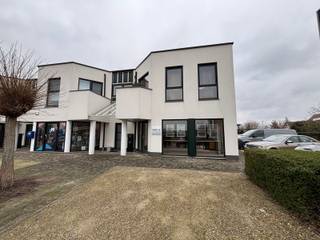 Toplocatie & Visibiliteit: Commerciële topligging in Drongen met een grote, moderne vitrine.Instapklaar Comfort: 110 m² aan stijlvolle ruimte met...