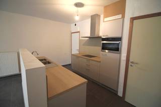 Dit GELIJKVLOERS appartement is gelegen in residentie Muelenaers in het centrum van Westrozebeke. <br /> <br />Het appartement bestaat uit inkom, ruime leefruimte, volledig ingerichte keuken (apparatuur van Miele), berging, 2 slaapkamers, toilet, badkamer (dubbele lavabo, bad met douchemogelijkheid) en een terras met tuintje.<br />Tevens is er een GARAGE bij het appartement voorzien! <br /><br />** Afwerking met duurzame materialen!! ** <br />ELEKTRISCH bediende ROLLUIKEN aan de voorzijde. <br /><br />Bijkomende syndickosten: 50,00 EUR. <br /><br />EPC uc0582 : label A (91 kWh/m²jaar)