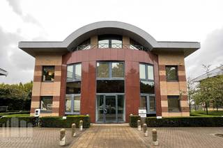 Office space with a total area of 253 m² for lease in a prime strategic location in Zaventem, close to the Brussels Ring (R0) and the E40 motorway.<br /><br />Thanks to its excellent location near the Leuvensesteenweg (N2) and Woluwedal (R22), just 2.4 km from Exit 4 Diegem-Woluwelaan, the property enjoys quick access to the E40/R0 interchange and the greater Brussels area. The premises are also easily accessible by public transport, with a convenient bus connection to and from Diegem railway station, located only 3 km away.<br /><br />The office space consists of meeting rooms and individual offices, creating a pleasant and professional working environment. In addition, the premises feature double glazing, energy-efficient LED lighting, high-quality floor finishes and modern technical installations, making the property fully move-in ready for a wide range of professional activities.<br /><br />Furthermore, an additional 260 m² office space is available on-site, combined with an 80 m² storage unit equipped with a sectional door. This versatile combination is ideal for storage, archiving or logistical support and offers maximum flexibility for growing businesses, a variety of commercial activities or multiple users.<br />The site also offers ample parking facilities for employees and visitors.<br /><br />For further information, detailed floor plans or to arrange a non-binding site visit, please contact PANORAMA B2B on +32 477 09 00 09.