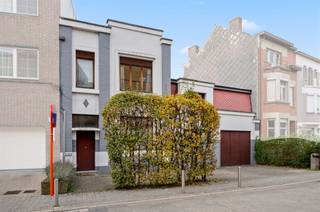 In the renovated Grote Nieuwedijkstraat is quiet living, with almost exclusively destination traffic in this zone 30 with route control. In front...