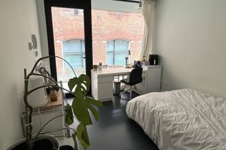 <p><span>Charmante studentenkamer met privé sanitair in hartje Antwerpen</span></p><p><span>In de unieke residentie </span><span>Huys van Portugael</span><span>, een voormalige karaktervolle brandweerkazerne, bevindt zich deze instapklare studentenkamer met eigen badkamer, toilet, </span><span>privé koelkast op de kamer</span><span> én een gezellig terrasje.</span></p><p><span>Het project, gerealiseerd in 2014, werd ontworpen met oog voor het hedendaagse studentenleven: privacy en comfort gaan hand in hand met een sterk sociaal karakter. Zo beschikt de residentie over meer dan 80 m² aan gemeenschappelijke leefruimte, waaronder een ruime en volledig uitgeruste keuken met kookeiland en meerdere koelkasten, stijlvol en gezellig ingericht.</span></p><p><span>Daarnaast kunnen bewoners genieten van een rustige, afgesloten binnenplaats en een ruime fietsenstalling.</span></p><p><span>Gelegen in een </span><span>veilige studentenbuurt in het historisch centrum van Antwerpen</span><span>, in een </span><span>rustige straat zonder horeca</span><span>, en toch op </span><span>wandelafstand van universiteiten, hogescholen, winkels en het bruisende stadsleven</span><span>.</span></p><p><span>Interessant als investering:</span><span> de kamer is momenteel verhuurd aan 490/maand, exclusief 85 kosten.</span></p>