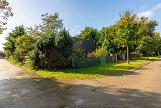 <p>Op zoek naar rust, ruimte én bereikbaarheid? Deze charmante villa op een perceel van 731 m² ligt in een doodlopende straat in een groene, residentiële wijk in Brecht. De ideale plek voor wie comfortabel en rustig wil wonen.</p><p>De woning beschikt over een gunstig EPC-label C en biedt een uitstekende basis om naar eigen smaak te moderniseren. Dankzij de lichtrijke ruimtes en het mooie perceel geniet u hier van een aangename woonbeleving met tal van mogelijkheden.</p><p>De ligging is een absolute troef: u woont hier in alle rust, terwijl u toch vlakbij de Antwerpse ring bent voor een vlotte verbinding.</p><p> </p><p><strong>Waarom dit uw nieuwe thuis kan worden:</strong></p><ul><li>Rustige, kindvriendelijke ligging in doodlopende straat</li><li>Perceel van 731 m² met veel privacy</li><li>Groene, aangename woonomgeving</li><li>Vlotte bereikbaarheid richting Antwerpen</li><li>Interessant renovatiepotentieel</li><li><p>Permanente bewoning toegestaan</p><br /></li></ul><p><span><span>Een ideale opportuniteit voor wie op zoek is naar een woning met karakter en mogelijkheden op een toplocatie.</span></span></p><div><p><span>Wenst u meer informatie of had u graag een bezichtiging gewenst? <strong>Info@markasa.be of 03/827.72.92</strong></span></p></div><p> </p><p> </p>