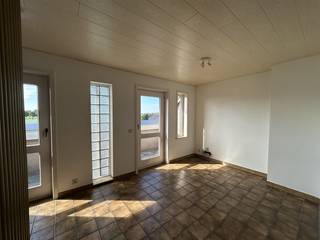 <p><span>Gezellig appartement met 1 slaapkamer, terras en kelderberging.</span><span> </span></p><p><span> </span></p><p><span>ALGEMEEN:</span></p><p><span>- appartement gelegen op de tweede verdieping (geen lift aanwezig).</span></p><p><span>- verwarming: aardgas.</span></p><p><span>- houten ramen met dubbele beglazing.</span></p><p><span>- geen gemeenschappelijke kosten.</span></p><p><span>- gelegen nabij het centrum.</span></p><p><span> </span></p><p><span>INDELING:</span></p><p><span> </span></p><p><span>- Leefruimte voorzien van een zithoek met open keuken.</span></p><p><span>- Keuken voorzien van spoelbak, keramische kookplaat en dampkap.</span></p><p><span>- </span><span>Slaapkamer met aansluitende dressing.</span></p><p><span>- Badkamer voorzien van aansluiting voor wasmachine, ligbad, wastafel en toilet.</span></p><p><span>- Terras.</span></p><p><span>- Berging.</span></p><p><span> </span></p><p><span>Vrij per 01/10/2026</span><span>.</span></p>