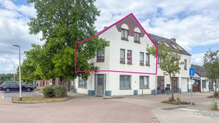 Bij ImmoFusion 7/7 "open huis": klik op onze 3D-TOUR.<br />Ervaar vastgoed alsof je er zelf doorloopt!<br /><br />Welkom in dit charmant en praktisch ingedeeld duplex appartement, waar ruimte en natuurlijk licht centraal staan. Dankzij de doordachte indeling en het gunstige EPC-label B is dit appartement een ideale keuze voor gezinnen, starters of koppels die op zoek zijn naar een instapklare thuis.<br /><br />Bij het betreden van dit appartement kom je terecht in een verzorgde inkomhal met een apart gastentoilet. Van hieruit wandel je verder naar de ruime en lichtrijke leefruimte, waar de grote raampartijen zorgen voor een aangename en open sfeer. Aansluitend bevindt zich de keuken, die eveneens geniet van veel natuurlijk daglicht en een praktische ligging ten opzichte van de leefruimte.<br /><br />Via de trap in de inkomhal bereik je de bovenverdieping. Hier bevindt zich aan de linkerzijde de badkamer, uitgerust met een douche, lavabo en een tweede toilet. Verder beschikt deze verdieping over drie comfortabele slaapkamers, die elk tal van mogelijkheden bieden als slaap-, kinder-, werk- of hobbykamer.<br /><br />Met een gunstig EPC-label B combineert deze woning een aangenaam wooncomfort met een energiezuinig karakter, wat resulteert in lagere energiekosten en een duurzame investering voor de toekomst.<br /><br />Pluspunten:<br /><br />- EPC-label B<br />- 3 volwaardige slaapkamers<br />- Lichtrijke leefruimte<br />- Gastentoilet op het gelijkvloers<br />- Tweede toilet in de badkamer<br />- Ideale gezinswoning<br /><br />Voor een bezichtiging ter plaatse of meer info, bel ons op 078/78.78.70, of kom gewoon binnen op ons kantoor, steeds welkom!