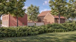 <p><strong>Woonerf Haeckendover – ruime woning van 172 m² in een gerestaureerde hoeve uit 1864</strong></p>
<p>Wonen in een stuk dorpsgeschiedenis, maar met de techniek van vandaag. In Hakendover, net buiten Tienen, wordt een <strong>open vierkantshoeve uit 1864 omgevormd tot tien woningen rond een gedeeld erf met binnenkoer en boomgaard</strong>. Deze woning is een van de vier grondgebonden woningen van het project.<br /><br />Met 172 m² woonoppervlakte heb je hier echt ruimte: drie slaapkamers, een leefruimte met karakter en een terras dat rechtstreeks aansluit op het erf. Geen standaard nieuwbouwwoning dus, maar een huis met een eigen verhaal, in een omgeving die beschermd is als dorpsgezicht. Wat je vandaag ziet, blijft ook morgen zo.<br /><br />Achter de oude gevels zit een volledig toekomstgerichte woning. Je verwarmt en koelt met geothermie, via vloerverwarming en passieve koeling. Ventilatie type D zorgt voor gezonde lucht, zonnepanelen leveren eigen stroom, en het beoogde E-peil van E20 betekent een lage energiefactuur, jaar na jaar.</p>
<p>Het project wordt gerealiseerd door Échelle, dat al 40 jaar historische panden herbestemt. Dat merk je aan de details: bestaande gevels, de hoge doorrit en de gewelfde aardappelkelder uit 1864 krijgen een plaats in het nieuwe geheel. Er wordt gebouwd met materialen die mooier worden met de jaren, wat je ook in je onderhoudskosten terugziet.</p>
<p><strong>De ligging is rustig en toch vlot:</strong> Tienen om de hoek, Leuven op een twintigtal minuten, Brussel op ongeveer 40 minuten en de E40 dichtbij. Ideaal voor gezinnen die ruimte zoeken, of voor wie van een grote woning wil doorstromen zonder karakter in te leveren.<br /><br />De oplevering is voorzien eind 2027 – begin 2028. Zo heb je alle tijd om je huidige woning te verkopen en je verhuis rustig voor te bereiden.</p>
<p><strong>Interesse of meer info?</strong> Neem contact op met ons kantoor in Tienen of plan meteen een afspraak. We tonen je graag de plannen en vertellen je meer over de site.</p>