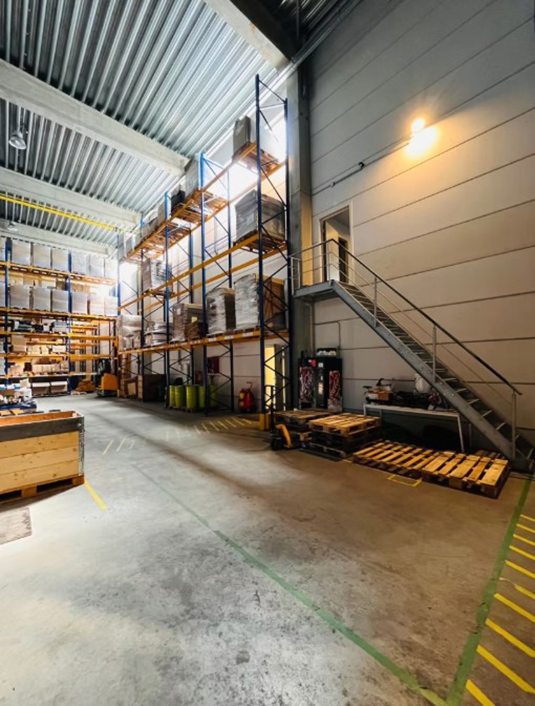 Malle: magazijn 2.160m² en kantoor 385m² te huur in de Industriezone van Malle - foto 5