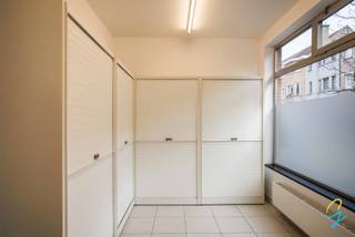 TE KOOP IN DEINZE<br /><br />BEZOEKMOMENT - 14/02 - Contacteer Bruno voor meer informatie of een afspraak: 0495/12.20.64<br />Op een centrale ligging in Deinze bevindt zich deze volledig ingerichte en instapklare woning/kantoorruimte met meerdere bureauruimtes, vergaderplekken en een afgewerkte verdieping. Dankzij de combinatie van moderne afwerking, grote lichtinval en efficiënte indeling is dit pand ideaal voor zelfstandigen, vrije beroepen, kantoren of wie wonen en werken wil combineren.<br /><br />We betreden het gebouw via de inkomhal, die toegang geeft tot verschillende werkruimtes op het gelijkvloers. Deze ruimtes zijn voorzien van veel licht, ingebouwde kasten, moderne verlichting en grote raampartijen. Daarnaast is er een aparte vergaderruimte met zicht op de koer en een praktische kitchenette. Ook is er op het gelijkvloers een gastentoilet aanwezig.<br /><br />Op de verdieping vinden we bijkomende ruime werk- of leefruimtes, opnieuw gekenmerkt door grote ramen en een strakke afwerking. De bovenste verdieping is ingericht met een grote badkamer voorzien van ruime douche, wastafel en toilet.<br /><br />De ligging is een absolute troef: centraal in Deinze, met winkels, diensten en openbaar vervoer op wandelafstand. De invalswegen richting Gent, Waregem en E17 bevinden zich vlakbij, wat dit een uiterst bereikbare locatie maakt voor klanten en medewerkers.<br /><br />Dit pand is perfect geschikt voor zelfstandigen, kleine bedrijven, vrije beroepen, of als investering met uitstekende verhuurmogelijkheden.<br />Contacteer Bruno voor meer informatie of een afspraak: 0495/12.20.64