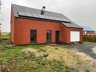 Verder af te werken nieuwbouwwoning met prachtige verzichten, bestaande uit een inkom, lichtrijke woonkamer met open keuken, slaapkamer met...