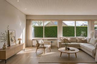 Deze recent gerenoveerde woning combineert hedendaags comfort met een neutrale en tijdloze afwerking. Gelegen in een rustige en residentiële omgeving geniet u hier van veel lichtinval en een aangename woonomgeving.<br /><br />Via de inkomhal bereikt u de verschillende ruimtes van de woning. De ruime leefruimte met houten vloer en grote raampartijen biedt een mooi zicht op de tuin en baadt in natuurlijk daglicht. Aansluitend bevindt zich de moderne keuken, praktisch ingericht met voldoende werkruimte, een dubbele spoelbak en zicht op de tuin.<br /><br />De woning beschikt over drie volwaardige slaapkamers, ideaal voor gezinnen, thuiswerkers of hobbyisten. De stijlvolle badkamer is uitgerust met een dubbele lavabo en verlichte spiegelkast. Daarnaast werd de inpandige garage omgevormd tot een praktische berging.<br /><br />Buiten geniet u van een onderhoudsvriendelijke tuin waar u in alle rust kan ontspannen.<br /><br />Troeven:<br />• Recent gerenoveerd<br />• EPC-score C<br />• 3 ruime slaapkamers<br />• Lichtrijke leefruimte<br />• Moderne keuken met zicht op de tuin<br />• Praktische berging<br />• Onderhoudsvriendelijke tuin<br />• Rustige residentiële ligging<br /><br />Deze instapklare woning vormt een uitstekende opportuniteit voor wie op zoek is naar een comfortabele woning met een verzorgde afwerking en tal van mogelijkheden.<br /><br />Enkele afbeeldingen werden digitaal gevisualiseerd en dienen louter als inspiratie voor de mogelijke inrichting en afwerking van de woning.<br /><br />Voor meer informatie of een bezoek, contacteer Hanne via hanne@vicusvastgoed.be of op het nummer 0478 65 88 15.