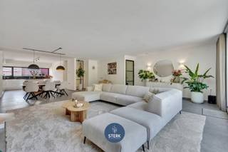 EIGENTIJDSE WONING (EPC LABEL A) MET MAASTRICHT BINNEN HANDBEREIK ! <br /><br />We vinden deze halfopen woning met een bewoonbare oppervlakte van 295 m² terug op een perceel van 2a 34ca in Smeermaas-Lanaken. <br /><br />Voor meer informatie, neem zeker een kijkje op onze website via de volgende link: <br />https://www.sterkvastgoedmakelaars.be/detail/te-koop-woning-lanaken/7645369?dosearch=True&flowstatus=ForSale,ForSaleReserved,ForSaleWithBid,ToCompleteForSale,SoldUnderReserve,Sold&pageindex=1&pagesize=12&searchpage=ForSale&sortdirection=DESC&sortfield=pub_flowstatus&transactiontype=Sale