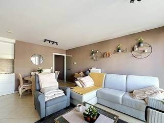 Dans la Pierre Sorrellaan à Koksijde, nous trouvons ce bel appartement d'une chambre à louer. En plein centre et à distance de marche de la mer. Gratuit à partir du 15/10/2026.<br /><br />MISE EN PAGE :<br />> Troisième étage :<br />- Hall d'entrée ;<br />- Espace de vie avec accès à la terrasse<br />- Cuisine <br />- Chambre avec accès à la terrasse ;<br />- Salle de bain avec douche, lavabo, toilettes et raccordement machine à laver.<br /><br />> Sous-sol :<br />- Stockage privé disponible à partir du 01/01/2027<br /><br />AVANTAGES :<br />- EPC favorable<br />- Emplacement idéal ;<br /> <br /><br />Êtes-vous intéressé par cette propriété à louer à Koksijde ? Rendez-vous sur le site www.dewaele.com, cliquez sur le bien que vous souhaitez louer. À l'aide du bouton rouge « demandez votre visite », nous vous demandons de remplir brièvement un profil. Ensuite, nous vous contacterons pour une visite. Les rendez-vous ne peuvent pas être pris par téléphone.