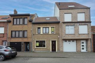 Cette maison mitoyenne, prête à emménager, est située au calme au 136, rue Nukkerstraat à Bredene, dans une rue agréable et peu passante. Grâce à...