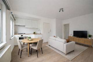 Wonen in een rustige, residentiële buurt met het park om de hoek?  Dit fris gerenoveerde appartement met open keuken, lichtrijke ruimtes en...