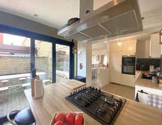 Op wandelafstand van het centrum van Beveren-Leie vinden we deze verzorgde woning, die de afgelopen jaren op verschillende vlakken werd vernieuwd. De woning combineert een aangename leefruimte met een praktische indeling, drie volwaardige slaapkamers en een gezellige tuin. Een ideale thuis voor starters, gezinnen of wie op zoek is naar een instapklare woning met uitbreidingsmogelijkheden.<br /><br />Bij het binnenkomen wordt u verwelkomd in de inkomhal, voorzien van een gastentoilet. Vanuit hier komt u in de lichtrijke leefruimte, waar de moderne gashaard zorgt voor extra sfeer en gezelligheid. Aansluitend bevindt zich de afzonderlijke, hedendaagse keuken. Deze is uitgerust met een spoelbak, gasfornuis, koelkast, vaatwasser, microgolfoven en oven.<br /><br />Op de eerste verdieping bevinden zich drie ruime slaapkamers en een ingerichte badkamer met lavabomeubel en ligbad.<br /><br />De zolderverdieping is bereikbaar via een zolderluik met uitschuifbare trap. Het dak werd volledig geïsoleerd, wat bijdraagt aan het wooncomfort en de energiezuinigheid van de woning.<br /><br />Achteraan geniet u van een aangename stadstuin met terras. De praktische garageberging beschikt over een achterliggende uitweg. Hierdoor zijn er bovendien mogelijkheden om in de toekomst een nieuwe garage of carport te realiseren.<br /><br />Extra troeven:<br /><br />- EPC-label C – 272 kWh/m² jaar<br />- PVC-ramen met dubbele beglazing<br />- Rolluiken op het gelijkvloers<br />- Conforme elektrische installatie<br />- Moderne gashaard in de leefruimte<br />- Vernieuwd terras, circa 5 jaar geleden<br />- Regenwaterput van circa 3.000 liter<br />- Warmwaterboiler van 100 liter<br />- Vernieuwd plat dak boven de keuken<br />- Meerdere praktische bergingen in de aanbouw<br />- Centrale ligging op wandelafstand van het centrum<br /><br />Een woning met heel wat potentieel, praktische voorzieningen en een aangename buitenruimte, gelegen op een vlot bereikbare en centrale locatie in Beveren-Leie.<br /><br />Interesse? Ontdek deze woning tijdens een bezoek en ervaar zelf de ruimte, het comfort en de mogelijkheden die deze woning te bieden heeft.