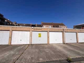 Volledig afgesloten bovengronds complex.<br />Zeer makkelijk toegankelijke garage.<br /><br />Er is elektriciteit in het complex aanwezig om bv de wagen te stofzuigen.<br />Ingang via de Duinhelmstraat en uitgang via de Duinenstraat. <br />Afmetingen: B 2.75 x L 5.15 X H 1.95 m.<br />Kan ook dienen als investering en kan verhuurd worden.<br />Totale huurprijs per maand: 110 EUR.