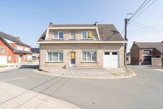 Gelegen in een rustige en groene buurt van Haaltert vind je deze ruime woning met tal van mogelijkheden. De woning is volledig te renoveren,...