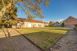 GELIJKVLOERSLeefruimte 14 m2 op tegel met kachel. Keuken 24 m2 op tegel met gaskookplaat en spoelbak. Wasplaats 10 m2 op linoleum met enkele lavabo...