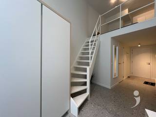 <p><span>** Alleen voor studenten</span></p><p><span> </span></p><p><span>Ben je nog op zoek naar een comfortabele en centraal gelegen studentenkamer met mezzanine dit academiejaar? Dan is deze lichtrijke en moderne studio in residentie YOU, gelegen in de Bogaardenstraat 9, de ideale keuze. De studio ligt op een toplocatie in het hart van Leuven, op wandelafstand van de campussen, het station en het bruisende stadsleven.</span></p><p><span>Deze kamer beschikt over een private badkamer met douche, wastafel en toilet. Voor het koken wordt gebruikt gemaakt van een gemeenschappelijke keuken.</span></p><p><span>De kamer bevindt zich op de gelijkvloerse verdieping, heeft een oppervlakte van 31 m² en biedt alle ruimte en comfort die je als student nodig hebt.</span></p><p><span>De huurprijs bedraagt €750/maand, exclusief een provisie van €50/maand voor nutsvoorzieningen (water, elektriciteit, verwarming, internet).</span></p><p><span>Residentie YOU in de Bogaardenstraat is een moderne studentenresidentie voorzien van hedendaagse faciliteiten zoals een afsluitbare fietsenstalling, afvallokaal, en groene binnenruimtes voor ontspanning en ontmoeting. Dankzij de ligging nabij de Bondgenotenlaan en de KU Leuven-campus, ben je altijd dicht bij alles wat telt in het studentenleven van Leuven.</span></p><p><span>De bereikbaarheid is uitstekend: bushaltes, het treinstation en winkels liggen op wandelafstand.</span></p><p><span>Interesse? Contacteer ons snel via student@immolivit.be! </span></p><p><span> </span></p>
