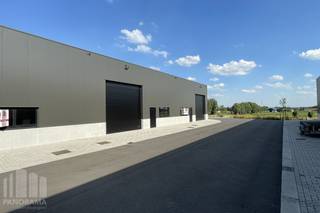 Deze nieuwe KMO-unit van<strong> +/- 169 m²</strong> maakt deel uit van het nieuwbouw state-of-the-art bedrijvenpark ''<strong>MG PARK ARSELA</strong>'' bestaande uit 12 KMO-units. <br /><br />De casco bedrijfsruimte (brandklasse C) heeft een vrije hoogte van 5m en wordt opgebouwd uit een staalconstructie, in combinatie met een betonplint en geïsoleerde sandwichpanelen. De loods is toegankelijk via een automatische sectionale poort (4 m B x 4,2 m H). Daarnaast is de unit uitgerust met een lichtdoorlatend rookluik, polybetonvloer en een geïsoleerd dak.  Bovendien is er aanwezigheid van een regenwaterput van 5.000 liter en is het dak voorzien van een draagvermogen voor zonnepanelen: 0,15 kN/m². <br /><br />Aanwezigheid van<strong> 1 privatieve parkeerplaats</strong>, met daarnaast ruime parkeergelegenheid op de site. Voorziene beschikbaarheid: in overleg. Fantastisch gelegen langs de bedrijvige Deinsesteenweg, met een vlotte verbinding naar de E17 en E40 en een centrale ligging in Tielt.<br /><br />Contacteer <strong>PANORAMA B2B</strong> voor bijkomende (technische) inlichtingen, plannen of een vrijblijvend plaatsbezoek <strong>050 300 800</strong>.